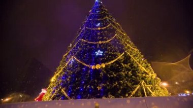 Garland akşam City ile Sunni Noel ağacı