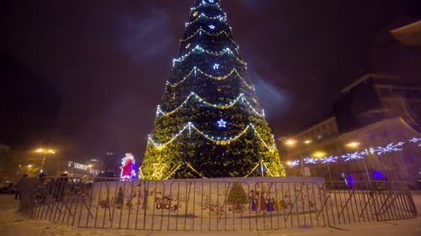 Albero di Natale con ghirlanda a città di sera — Video Stock