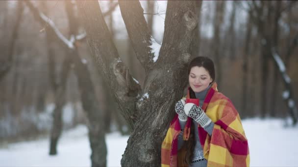 Woman covered with a cup of tea in winter park — Stock Video