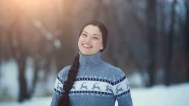 Krásná žena vítá a ukazuje palec nahoru — Stock video