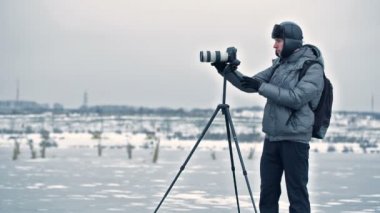 fotoğrafçı ile tripod kışın
