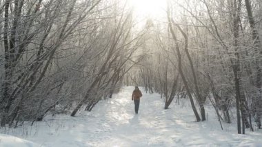 Kış parkta koşan adam