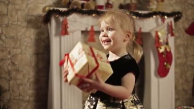 küçük kızla mutlu: hediye kutusu