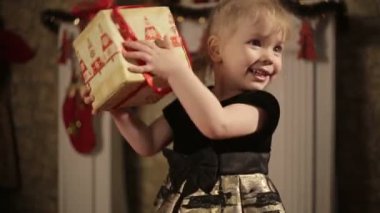 Mutlu kız sallar hediye kutusu