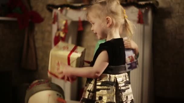 Маленька дівчинка з подарунковою коробкою — стокове відео