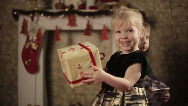 Enfants heureux avec des boîtes-cadeaux — Video