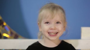 Mutlu kız elma yiyor.