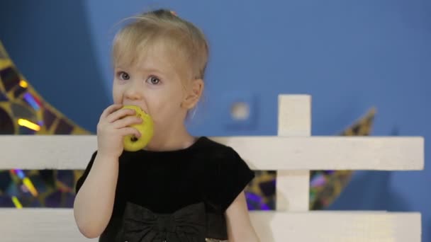 Menina feliz comer maçã — Vídeo de Stock