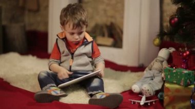 Tablet Pc Noel ağacı yakınındaki çocukla