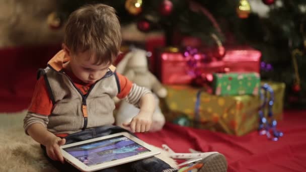 Jongen kreeg de cadeau-tablet Pc — Stockvideo