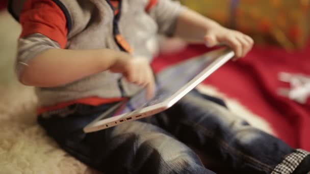 Menino com tablet PC perto da árvore de natal — Vídeo de Stock