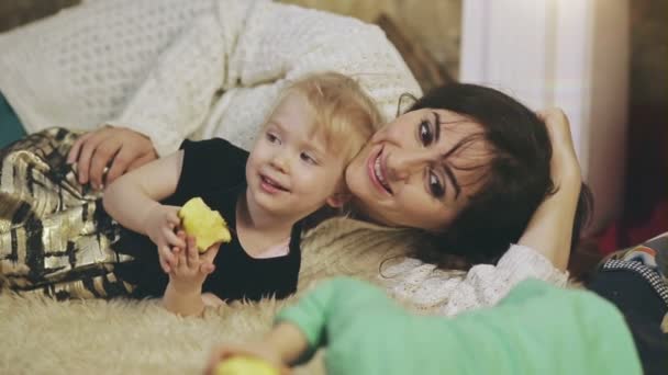 Glad mamma låg med sitt barn — Stockvideo