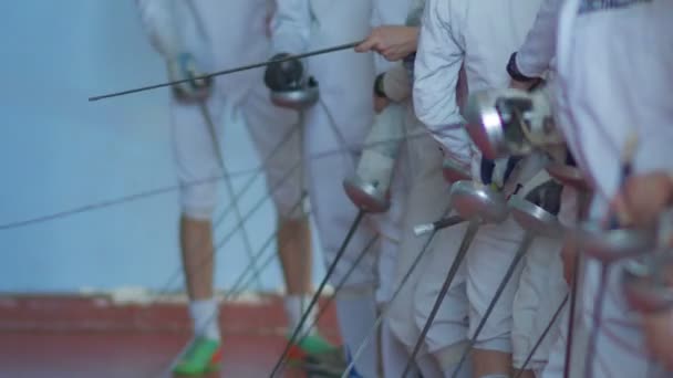 Muchos esgrimistas con rapiers antes de la competencia — Vídeo de stock