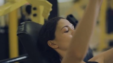 Spor kadın egzersizleri yapıyor