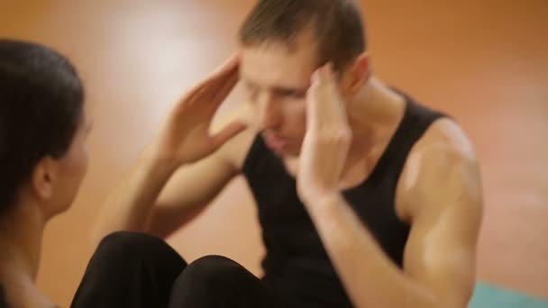 Man doing situp crunches with support — Stock Video