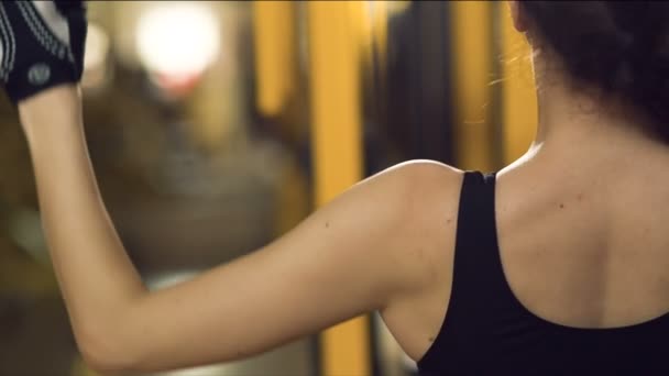 Спортивная женщина делает упражнения — стоковое видео