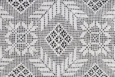 Siyah bir arka plan olarak el yapımı dantel bardak altlığı peçete