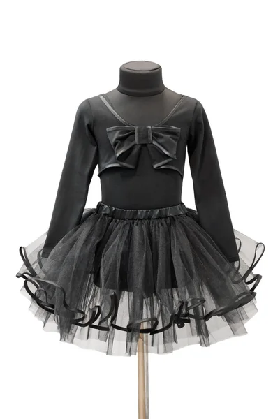 Schwarzes Kleid auf einer Schaufensterpuppe auf weißem Hintergrund — Stockfoto
