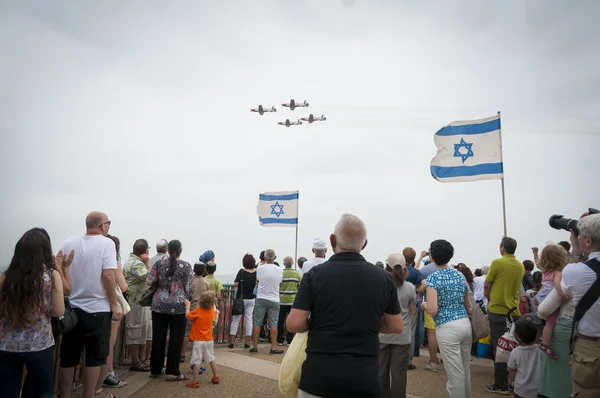 Tel Aviv, 이스라엘에 쇼 공기를 관찰 하는 사람들. 일러스트 레이 션. — 스톡 사진