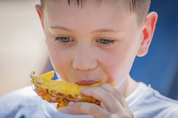 Schattig Blank Jaar Oud Jongen Met Blauwe Ogen Eten Ananas — Stockfoto