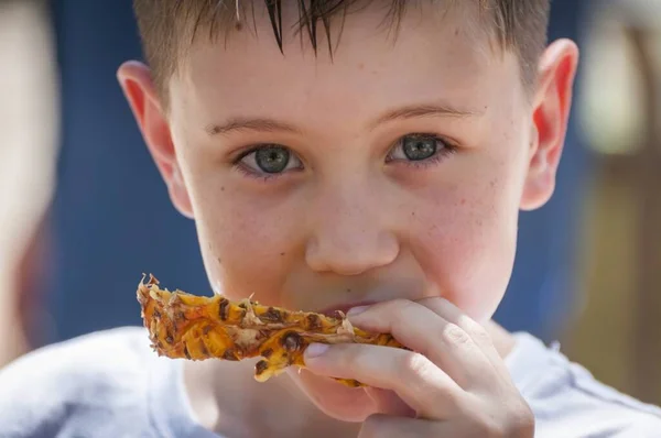 Schattig Blank Jaar Oud Jongen Met Blauwe Ogen Eten Ananas — Stockfoto