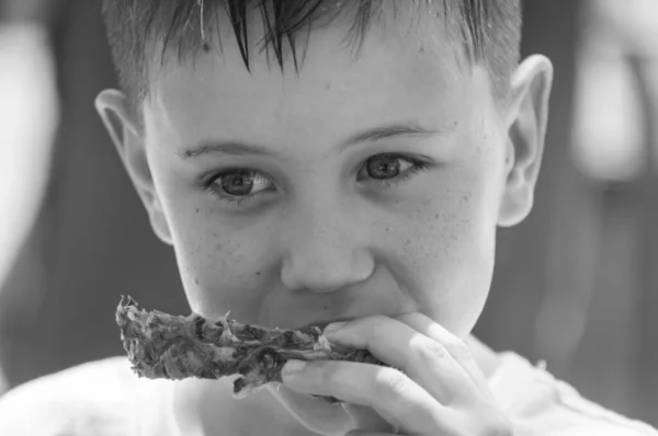 Schattig Blank Jaar Oud Jongen Eten Ananas Zwart Wit Close — Stockfoto