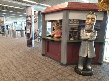 LOD, TEL AVIV, İSRAel. 23 Ağustos 2019. Siyonist ideolog Theodor Herzl ve eski başbakan Menahem 'in rakamları Ben Gurion uluslararası havaalanının 1 numaralı terminalinde başladı..