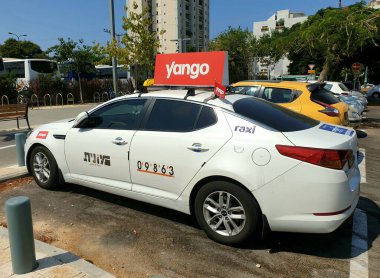 TEL AVIV, İSRAİL. 2 Eylül 2019. Tel Aviv şehir merkezindeki Arlozorov Merkez Tren İstasyonu 'nun oradaki Yango taksi durağında. Yango, İsrail 'de çalışan önde gelen bir Rus taksi uygulaması şirketi Yandex taksisi.