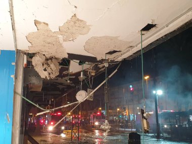 Sakin ol, israil. 11 Mayıs 2021. Filistin roketinin İsrail 'in merkezinde bir yolcu otobüsüne çarpmasının hemen ardından. Acil servis, İsrail Hamas Gazze savaş konsepti görüntüsü.