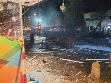 Sakin ol, israil. 11 Mayıs 2021. Filistin roketinin İsrail 'in merkezinde bir yolcu otobüsüne çarpmasının hemen ardından. Acil servis, İsrail Hamas Gazze savaş konsepti görüntüsü.