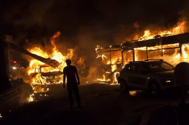 Sakin ol, israil. 11 Mayıs 2021. Yanan otobüs ve arabalara bakan kişi, Filistin roketinin İsrail 'in merkezinde bir yolcu otobüsüne çarpmasından hemen sonra şoka girdi. İsrail Hamas Gazze savaş konsepti. Surların Koruyucusu operasyonu.