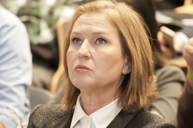 Tzipi Livni bir hoparlör bir basın toplantısında dinlerken