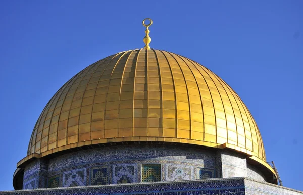 Cúpula da Rocha, um santuário sagrado muçulmano em Jerusalém — Fotografia de Stock