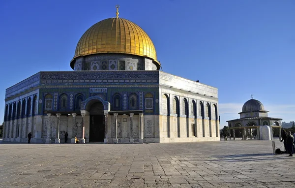 El Monte del Templo con la Cúpula de la Roca, un santuario sagrado musulmán en Jerusalén — Foto de Stock