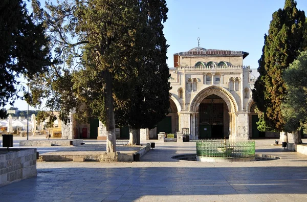 Mezquita Al-Aqsa ("El más lejano"), un santuario sagrado musulmán en el Monte del Templo — Foto de Stock