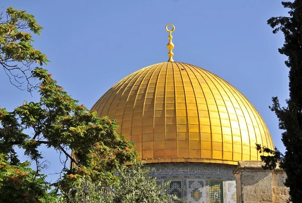 Cúpula de la Roca, un santuario sagrado musulmán en Jerusalén — Foto de Stock