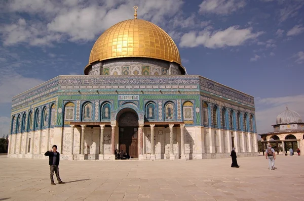 Cúpula de la Roca, un santuario sagrado musulmán en Jerusalén — Foto de Stock