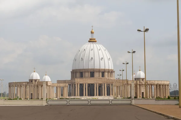 Katolická bazilika Panny Marie z míru v Yamoussoukro, největší kostel na světě — Stock fotografie