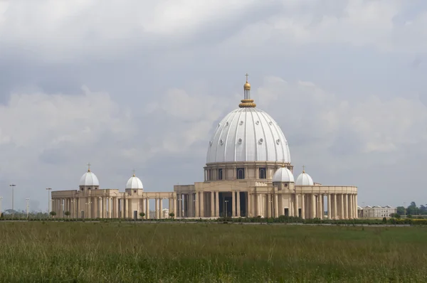 Katolikus bazilika a Szűzanya a béke Yamoussoukro, a legnagyobb templom a világon — Stock Fotó