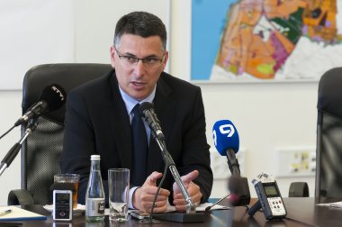 Gideon Sa'ar basın toplantısında