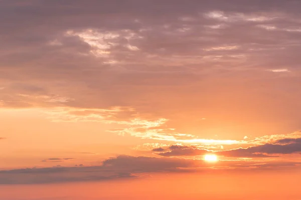 Farbenfroher Himmel Und Waldsilhouette Bei Sonnenuntergang — Stockfoto