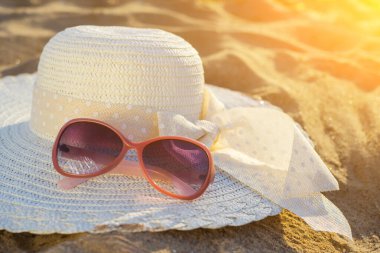Plaj arka planı, şapka ve kırmızı gözlükler.