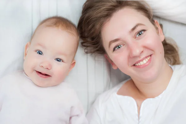 Feliz Riso Mãe Filha Deitam Costas Mãe Sorridente Feliz Bebê — Fotografia de Stock