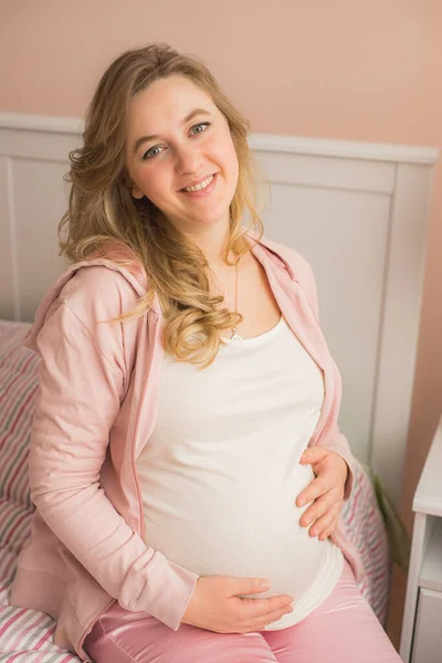 Jeune Femme Enceinte Attrayante Sur Canapé — Photo