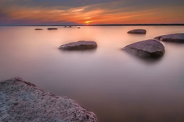 Rock sunset on Chudskoy Lake — Stock Photo, Image