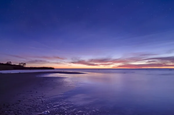 Zonsondergang aan het strand — Stockfoto