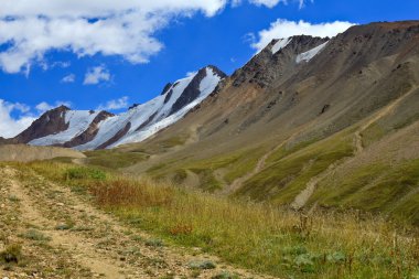Güzel şimdi dağlar