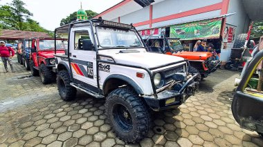 Olayın gerçekleştiği sırada arazi aracı parkı var.