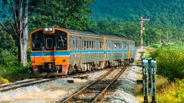 Dizel Raylı hizmet arabaları arrivting kırsal istasyonu oldu.