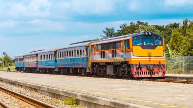 Siding üzerinde yolcu treni.